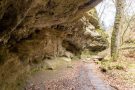 Wanderweg am Bach im Tal unterhalb der Hohlley