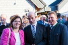 Pfarrer Georg Neuenhofer mit Maria und Thomas Moser vom Madlstatthof in Thierbach/Tirol